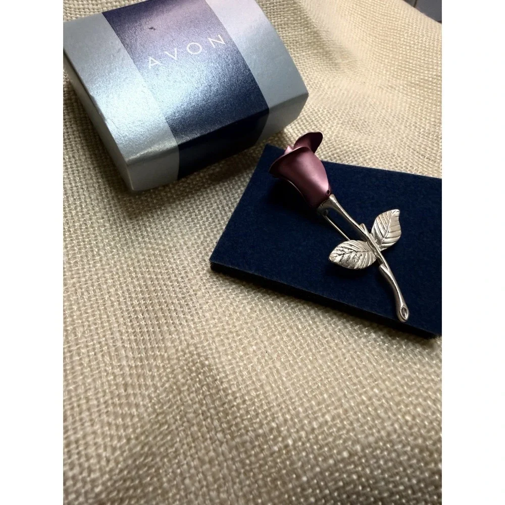 Avon Rosebud Brooch Pin Pink Rose Silver Tone Long Stem‎ Leaves Vintage